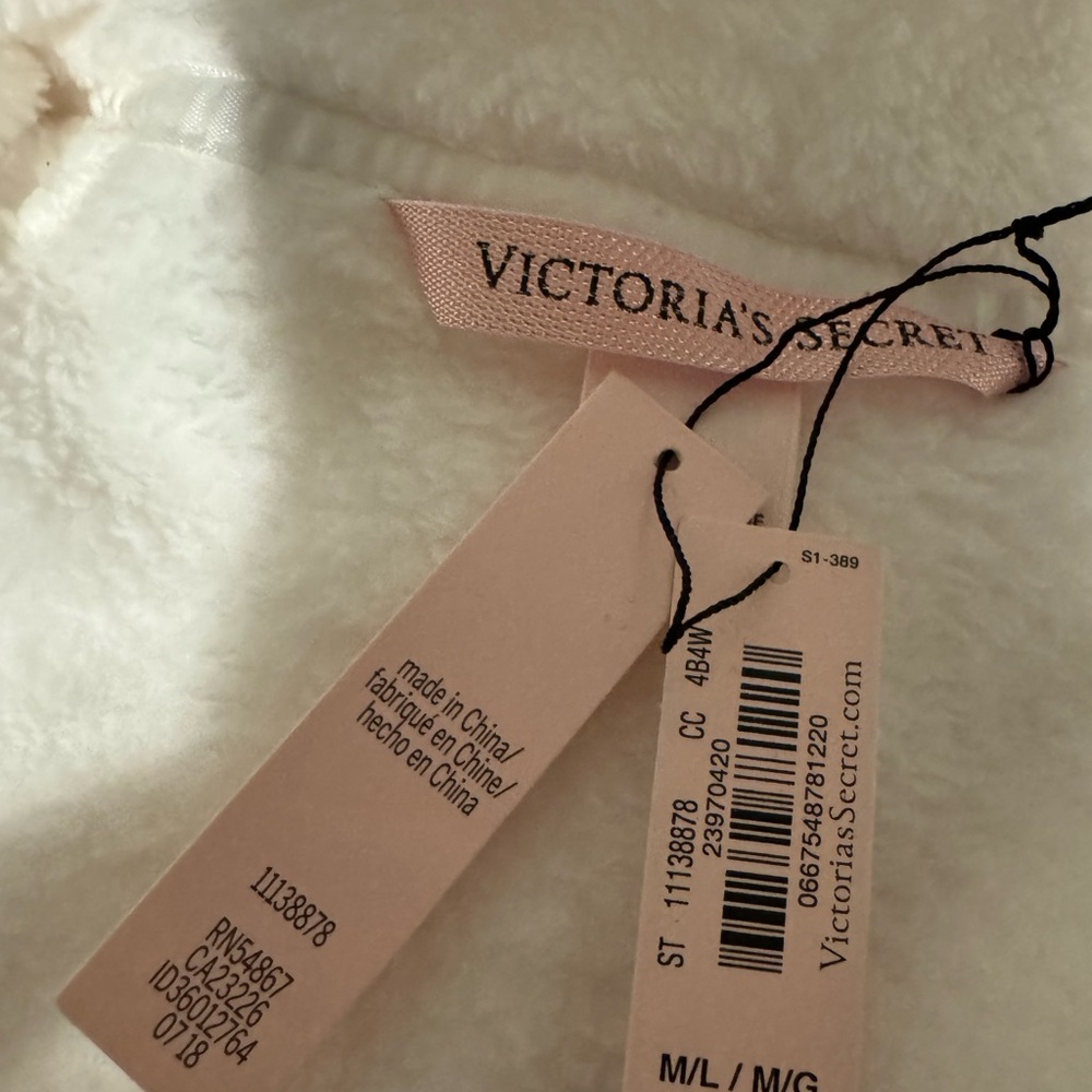 Victoria's Secret Cream Plush Robe - Picture 3 of 6